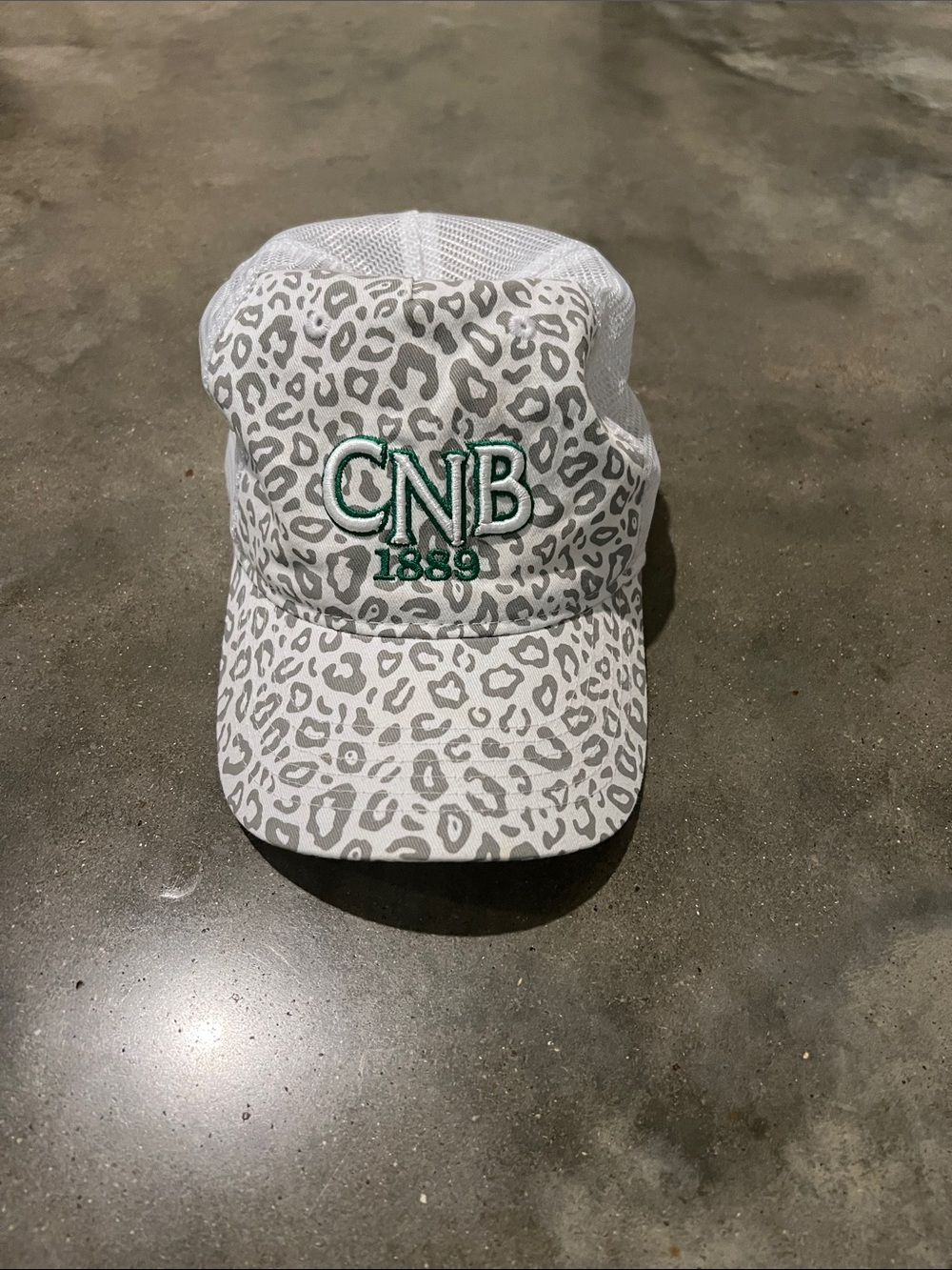 18White & Gray Leopard Print Trucker Hat